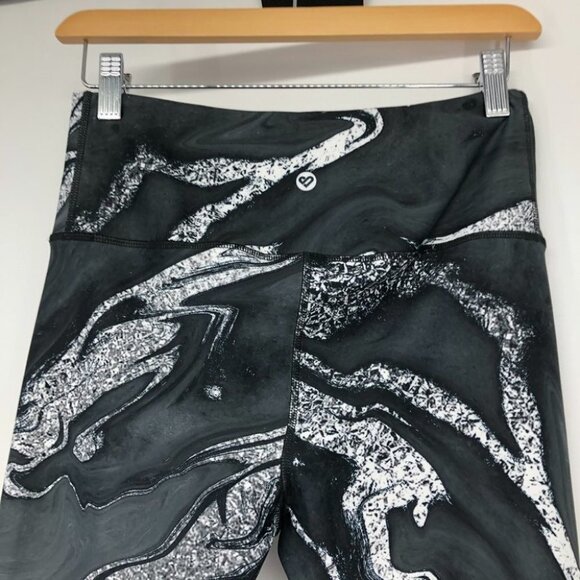 Silver Icing black and grey marble swirl cropped athletic leggings - Picture 10 of 13